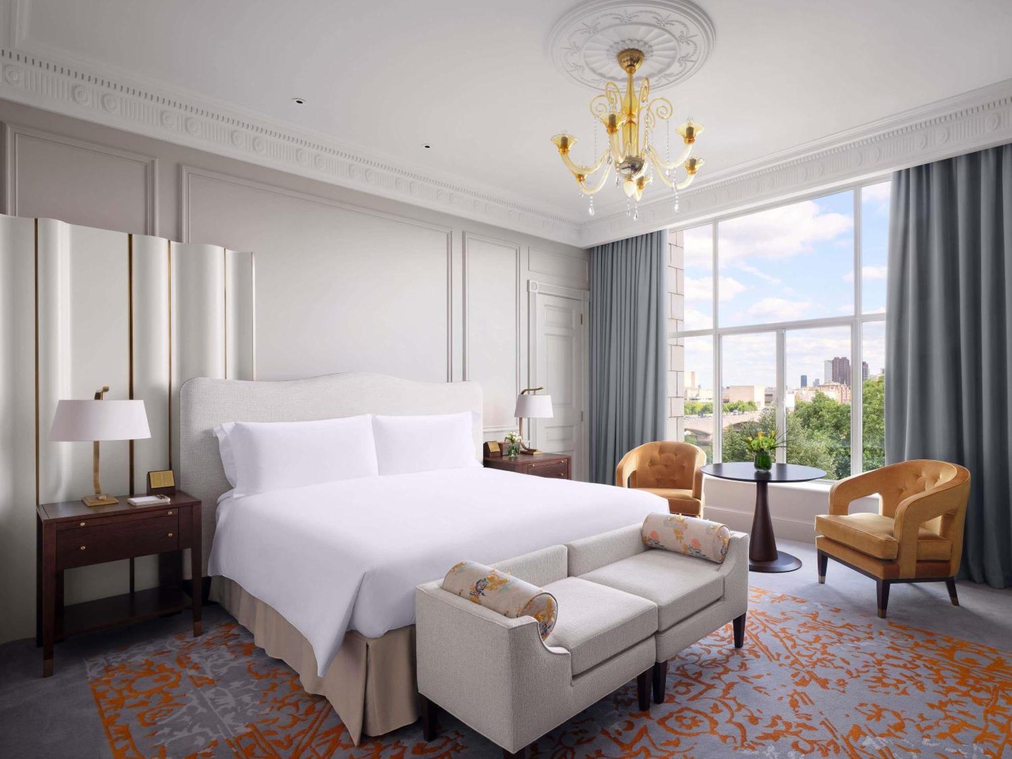 Juniorsuite med king-size-seng og utsikt over elven